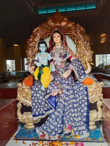 माता कौशल्या की गोद में भगवान श्री राम की प्रतिमा