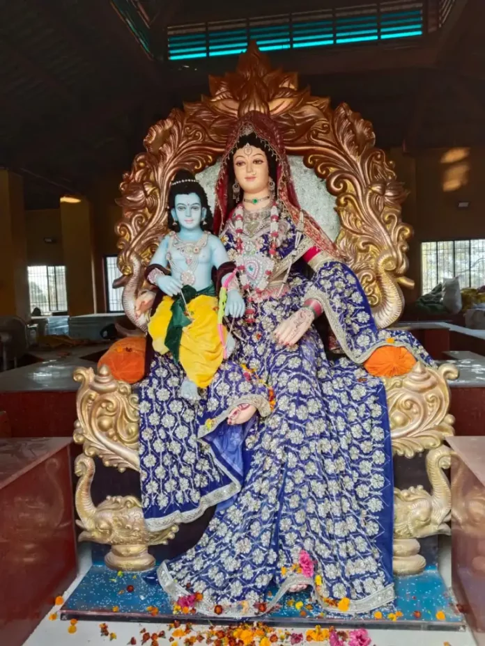 माता कौशल्या की गोद में भगवान श्री राम की प्रतिमा
