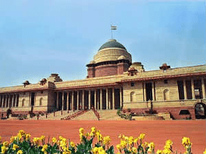 तिरंगे की रोशनी में जगमगाए दिल्ली