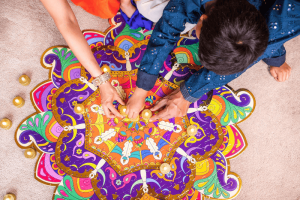 दिवाली पर बच्चों को फन एक्टिविटीज में करें इंगेज और बनाएं उनके इस त्योहार को यादगार/ Engage your child in these fun activities and make your Diwali memorable