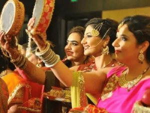 करवा चौथ पर छलनी से पति का चेहरा क्यों देखते है/ Why see husband's face through a sieve on Karva Chauth?